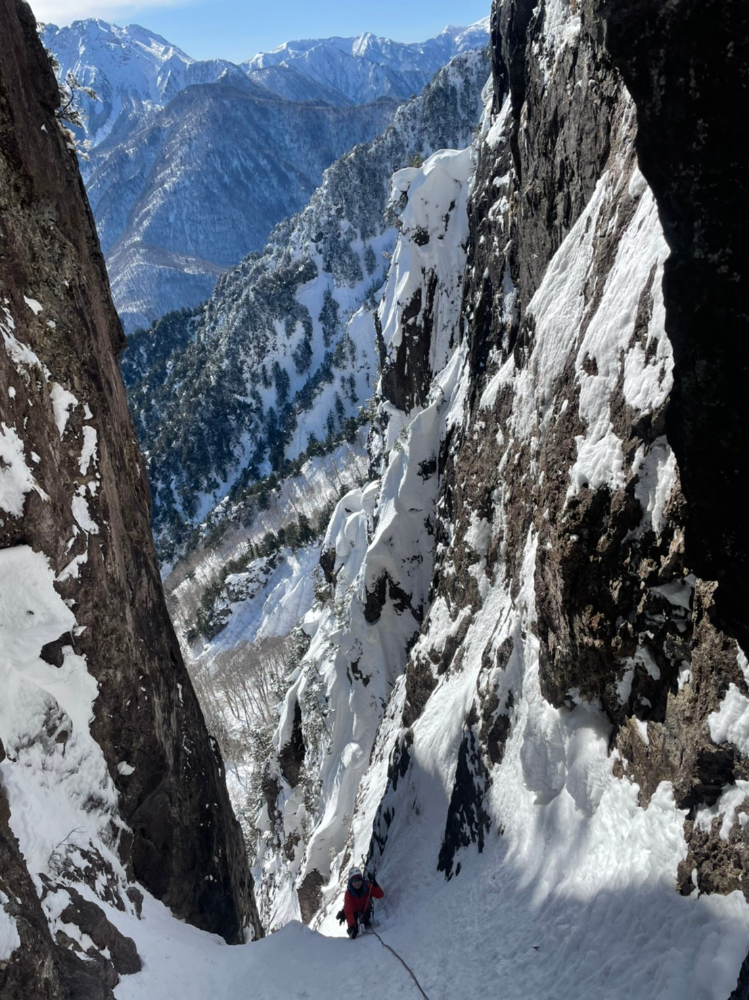 2月の北アルプス・錫杖岳にて（怪我前）。再び、このような雪山でクライミングができる日を目標に、リハビリ頑張ります。